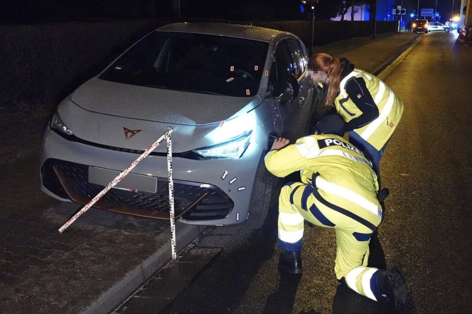 Polizeibeamte untersuchen den Cupra nach dem tödlichen Unfall auf der B 6 im Januar.