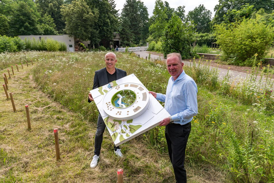 Architekt Jens Krauße (55, l.) und Zoo-Chef Karl-Heinz Ukena (50) zeigen das Modell des Affenhauses an der Stelle, wo es nun Realität wird.