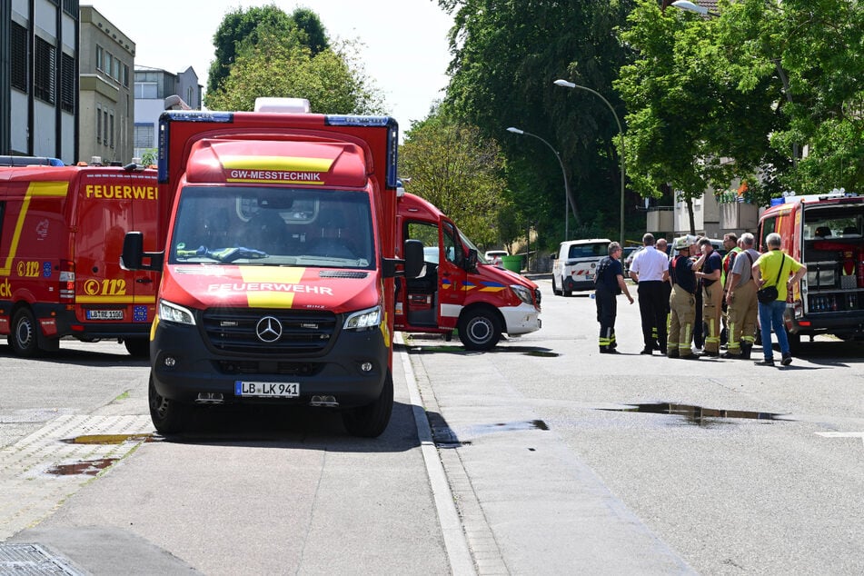 Remseck: Einsatzkräfte der Feuerwehr stehen am Einsatzort an dem Umspannwerk, in dem es gebrannt hat.