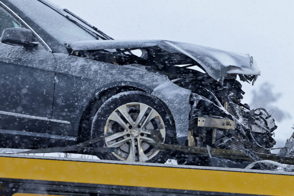 Unfall A4: Mercedes kracht auf A4 in Leitplanke