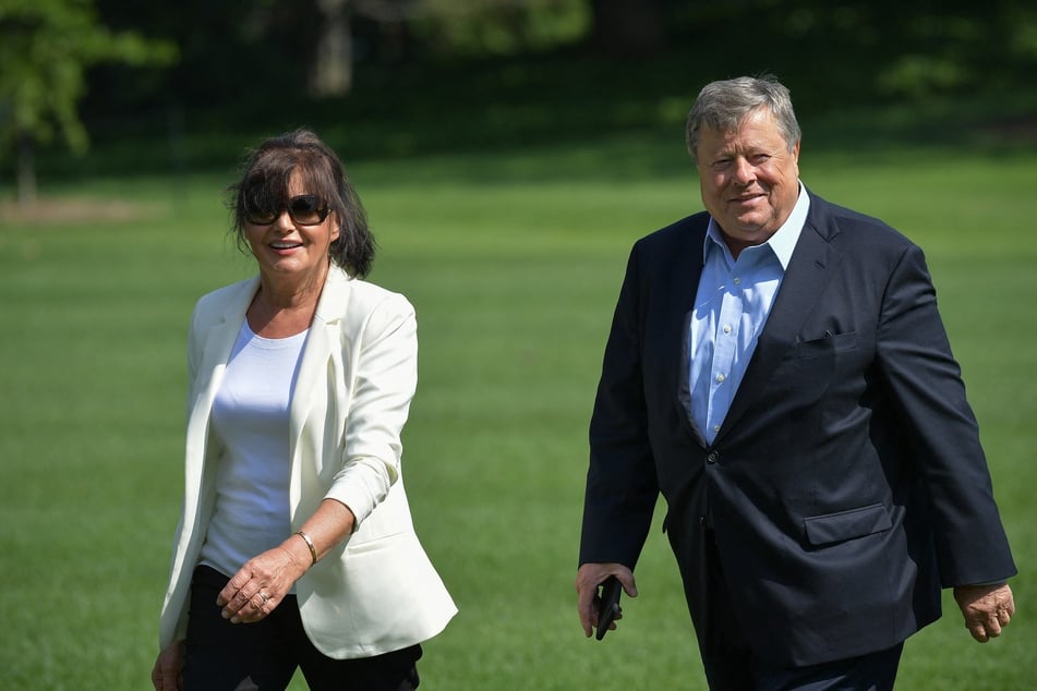 Amalija and Viktor Knavs (r.), the parents of former First Lady Melania Trump, on the White House lawn in 2017.