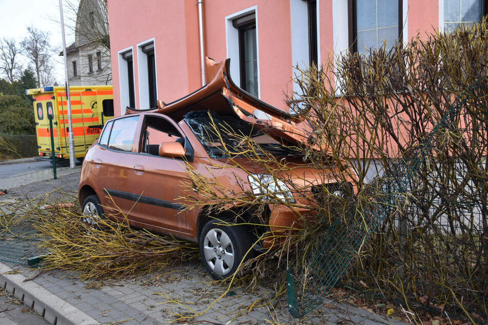 Die Feuerwehr musste das Dach des Autos abnehmen, um die 63-Jährige zu befreien.
