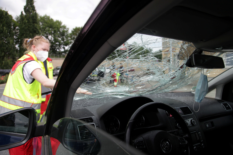 Schwerer Unfall in Pirna: Radfahrer prallt auf Frontscheibe und wird schwer verletzt