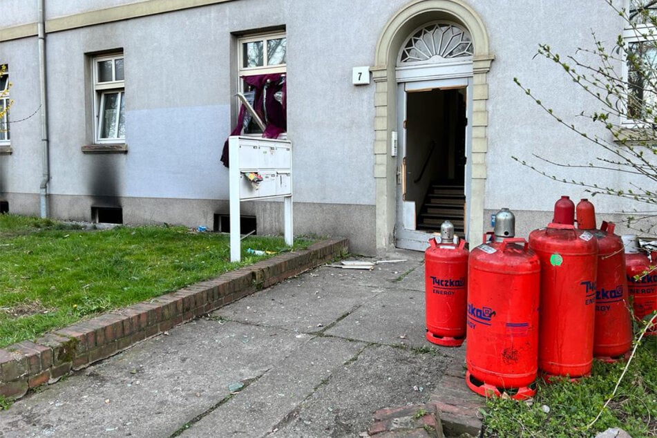 Mehrere solcher Gasflaschen waren nach der Explosion im Keller des Mehrfamilienhauses gefunden worden.
