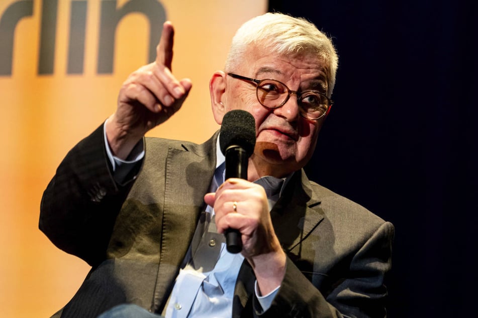 Ex-Außenminister Joschka Fischer (78, Grüne) ist einer der prominenten Politiker, die warnend den Zeigefinger erheben.