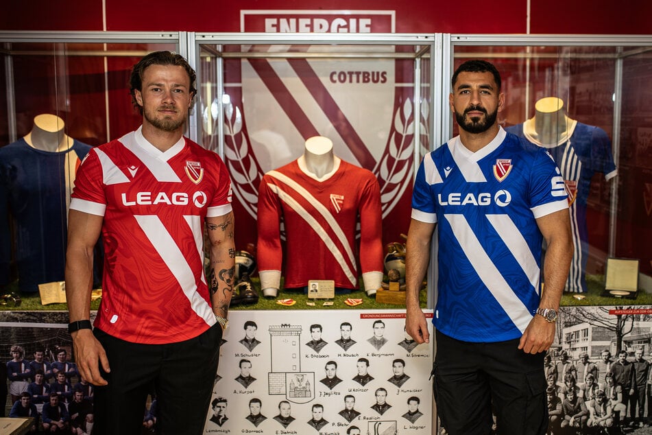 Das Energie-Trikot 2025/26 taucht tief in die Geschichte ein. Henry Rorig (25, l.) und Tolcay Cigerci (30) stehen neben der Kultkluft aus dem Jahr 1966.