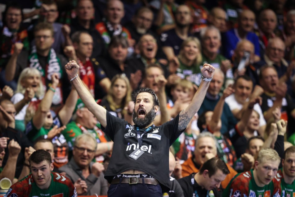 SCM-Trainer Bennet Wiegert (43) feiert sein Team beim Spiel gegen Flensburg.