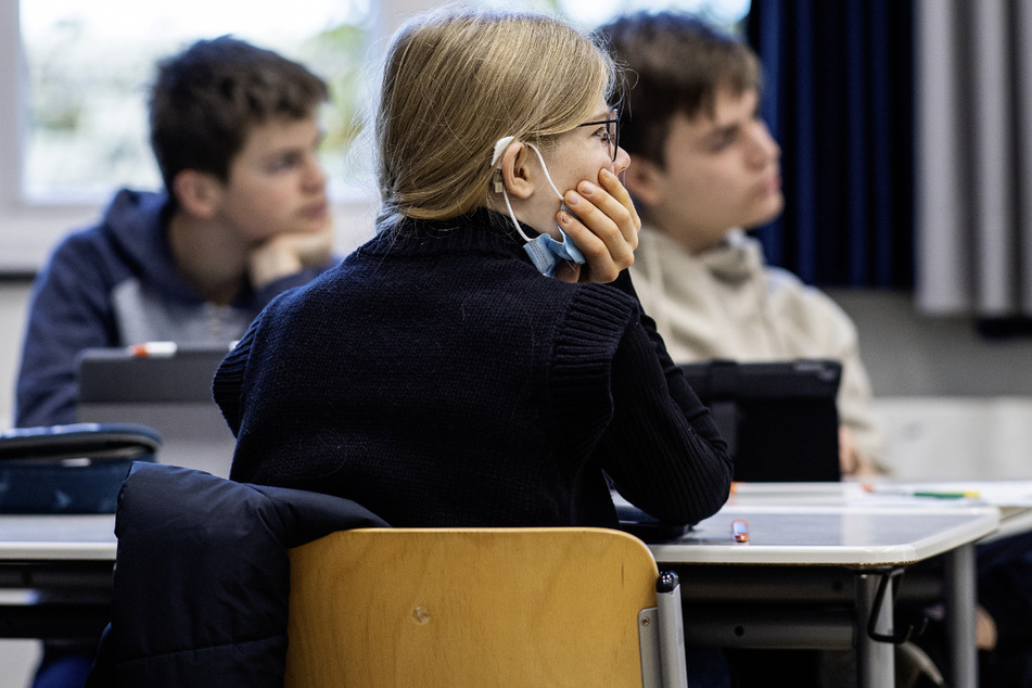 Schüler ab Klasse 5 müssen im Unterricht keine Maske mehr tragen. Im Schulgebäude gilt die Tragepflicht aber weiter.