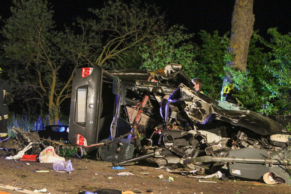 Heftig: BMW wird an Baum in Einzelteile zerrissen - Fahrer überlebt