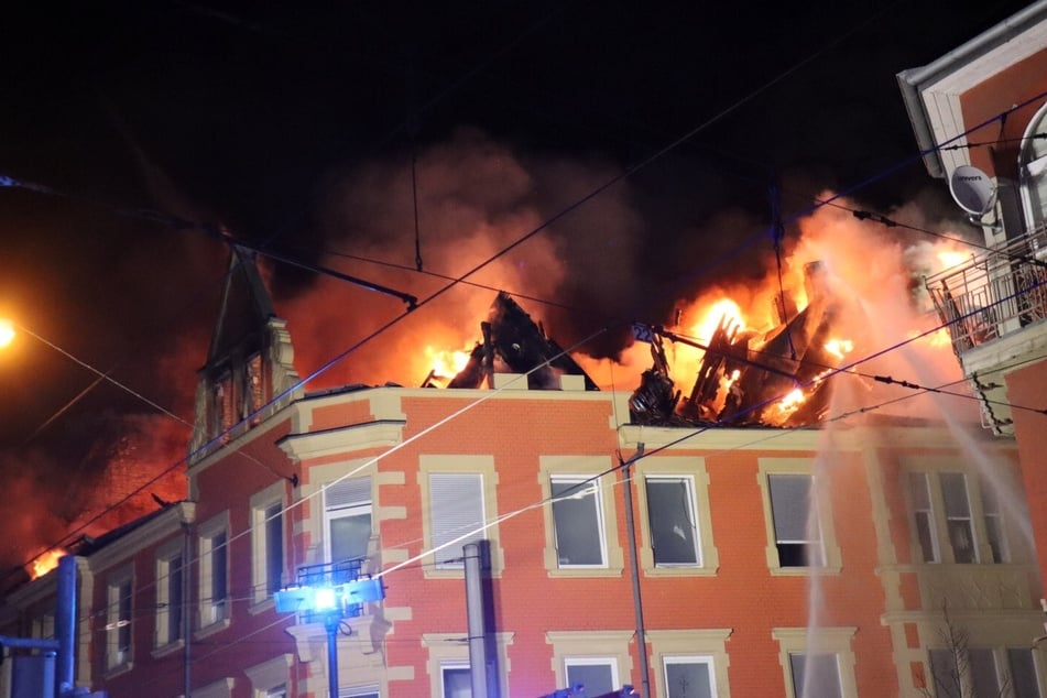 Der Dachstuhl krachte in sich zusammen.