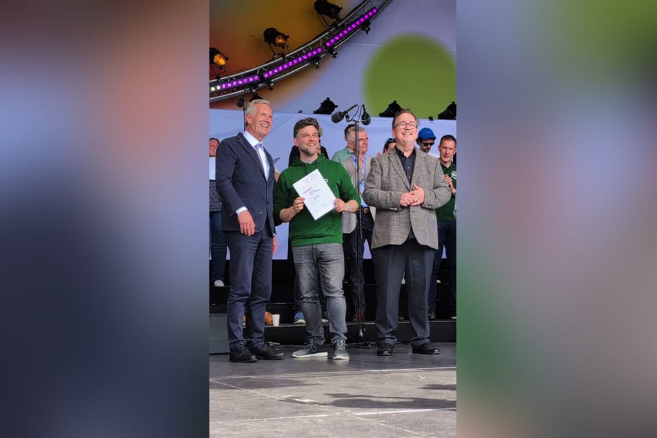 Chorleiter Michael Blessing nimmt die Urkunden von Ex-Bundespräsident Christian Wulff (65, l.) entgegen.