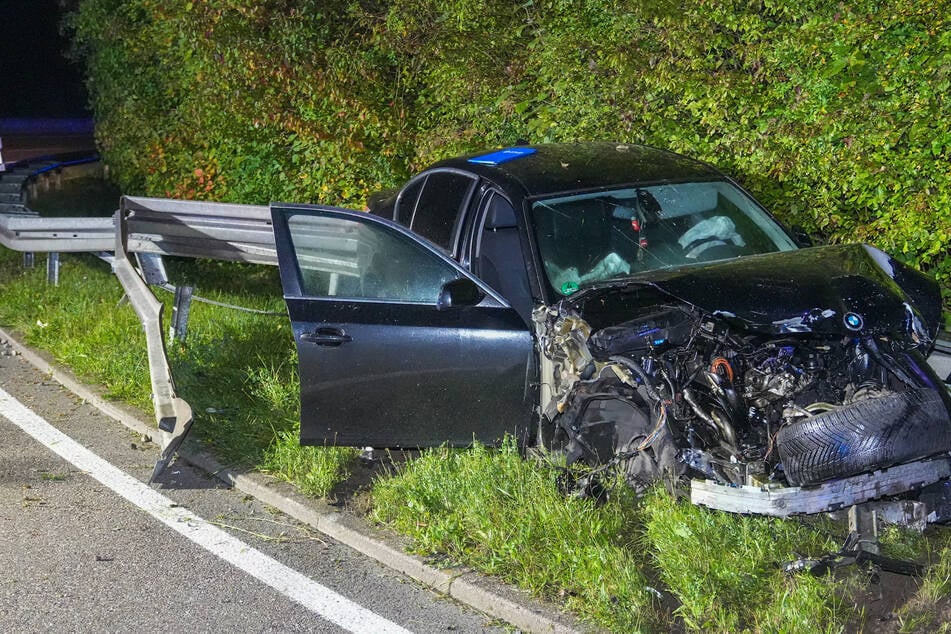 Unfall A6: Heftiger Unfall! BMW rast auf A6 in Verkehrsschild und durchbricht Leitplanken