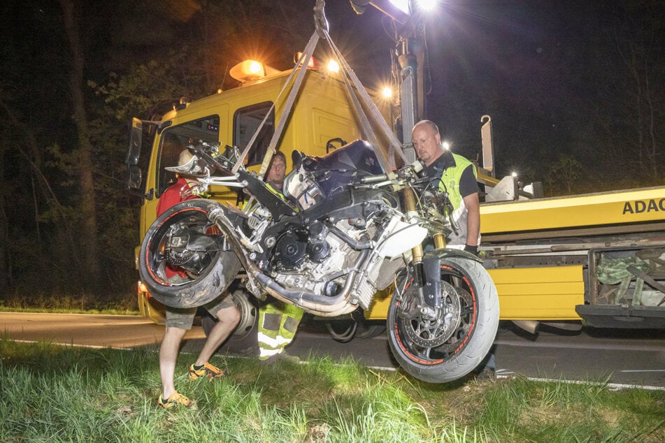 Das Motorrad wurde nach der Unfallaufnahme abtransportiert.