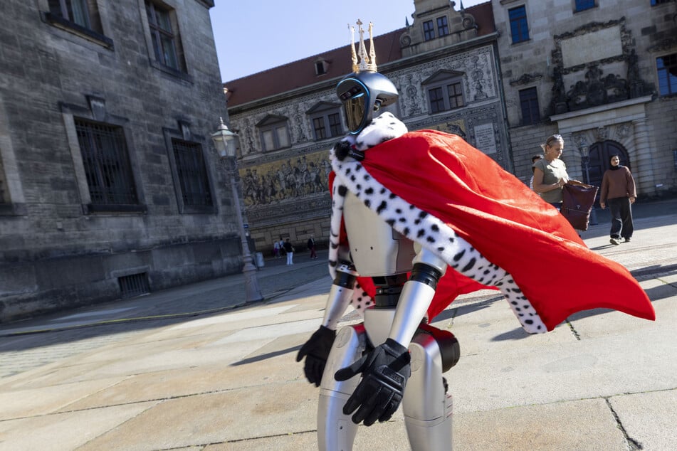 Nicht nur auf den Straßen sorgt Ludwig II. für ordentlich Aufsehen - auch im Netz geht der Roboter viral.