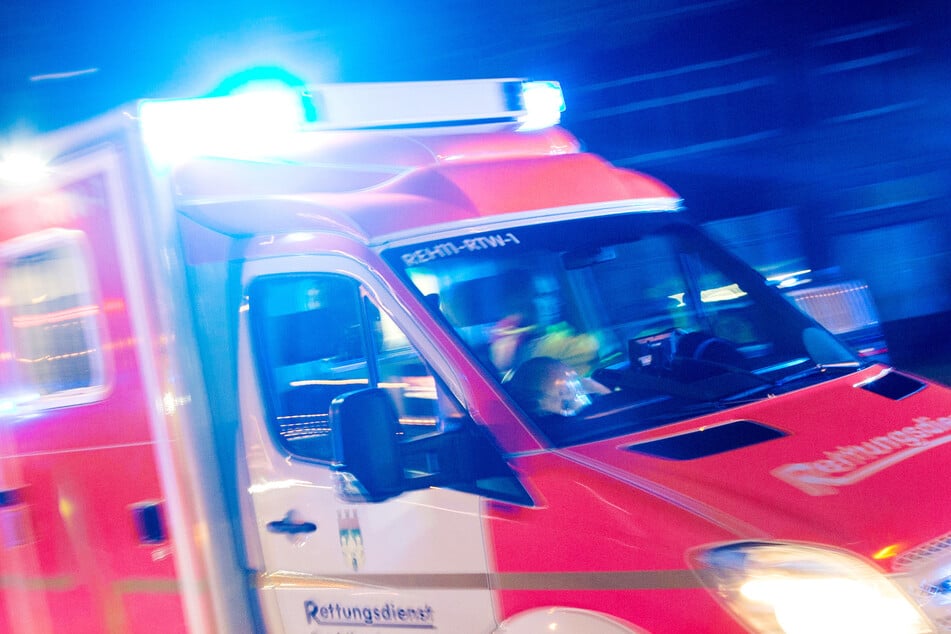 Rettungskräfte brachten den 38-Jährigen nach dem Unfall in Köln-Ostheim in eine Klinik. (Symbolbild)