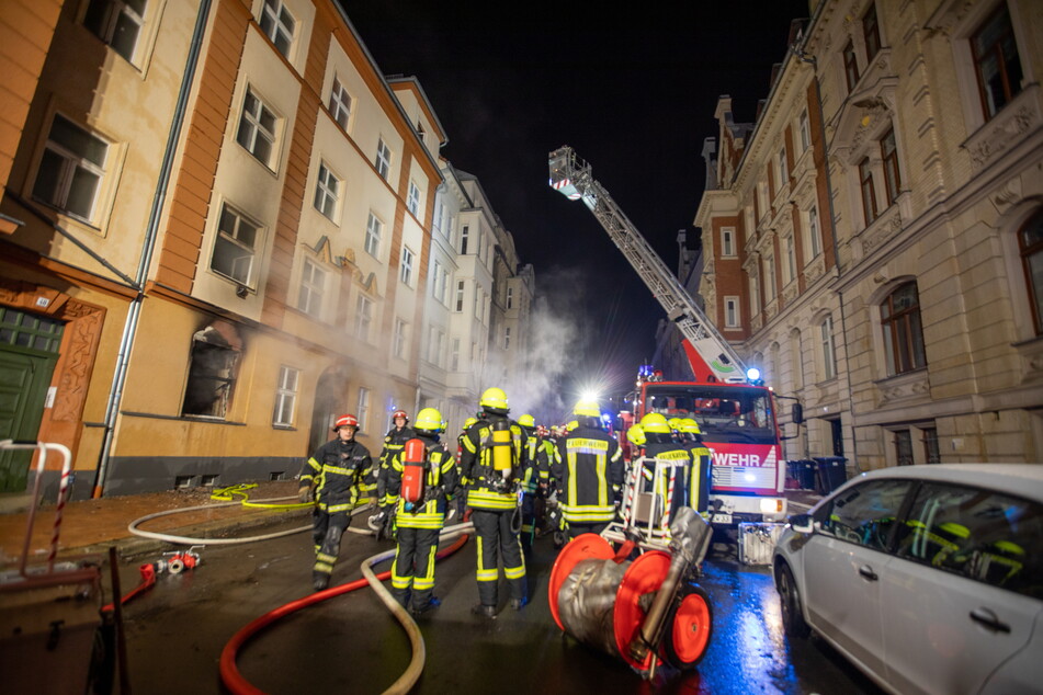 Feuerwehrleute kommen aus dem Brandhaus in Plauen. Für einen Rollstuhlfahrer im Erdgeschoss kam aber jede Hilfe zu spät.