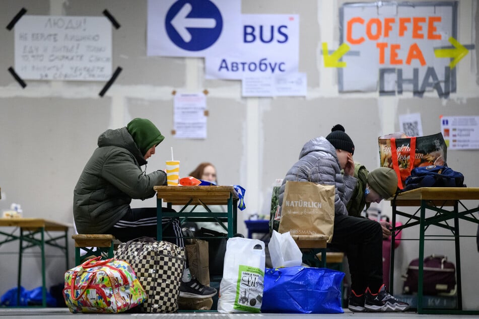 Auf dem Berliner Hauptbahnhof kommen täglich Tausende Ukrainer an. Helfer versorgen sie mit etwas zu trinken und Essen.