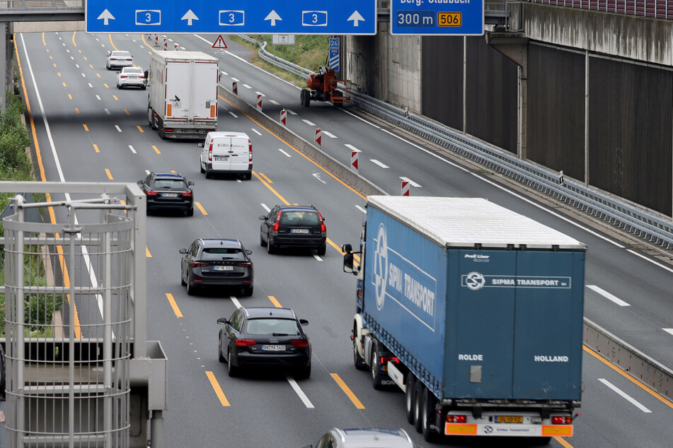 Mit Panzer beladener Schwertransporter sorgt für Autobahnsperrung