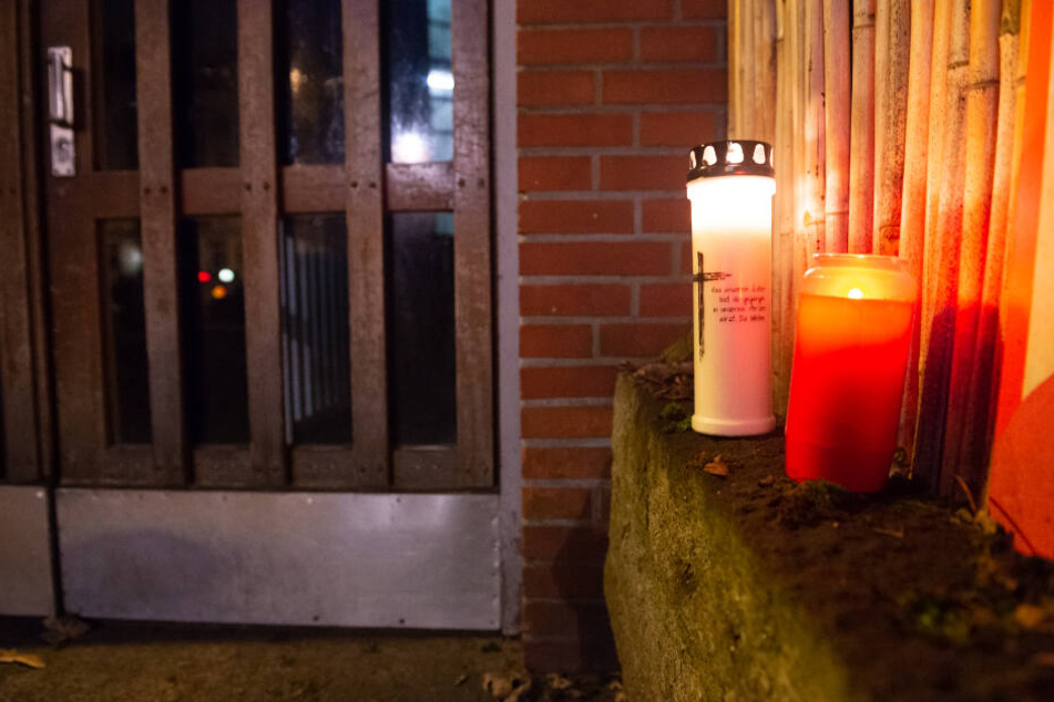 Trauernde haben zwei Kerzen vor Jan Fedders Wohnhaus in Hamburg abgestellt.