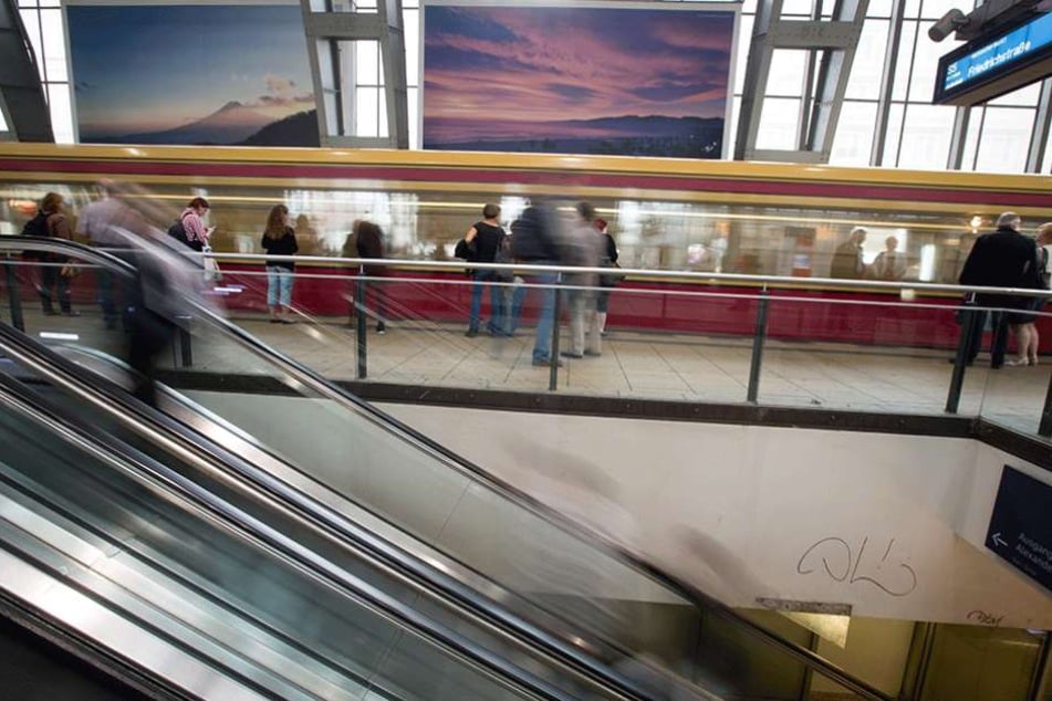 Am Bahnhof Alexanderplatz ist der S-Bahn-Verkehr wegen eines Polizeieinsatzes eingestellt.