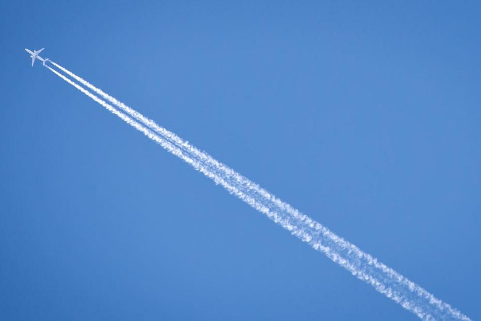 Beim Nikolausfliegen landet der Nikolaus mit dem Flugzeug auf dem Flugplatz in der Senne. (Symbolbild)