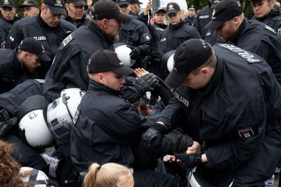 Polizisten lösen eine Sitzblockade auf dem Stephansplatz auf.