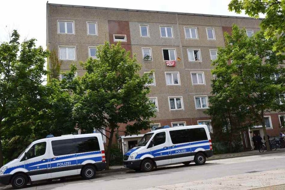 Zwei Mannschaftswagen der Polizei vor der Asylbewerberunterkunft in der Hegelstraße im Cottbuser Süden.
