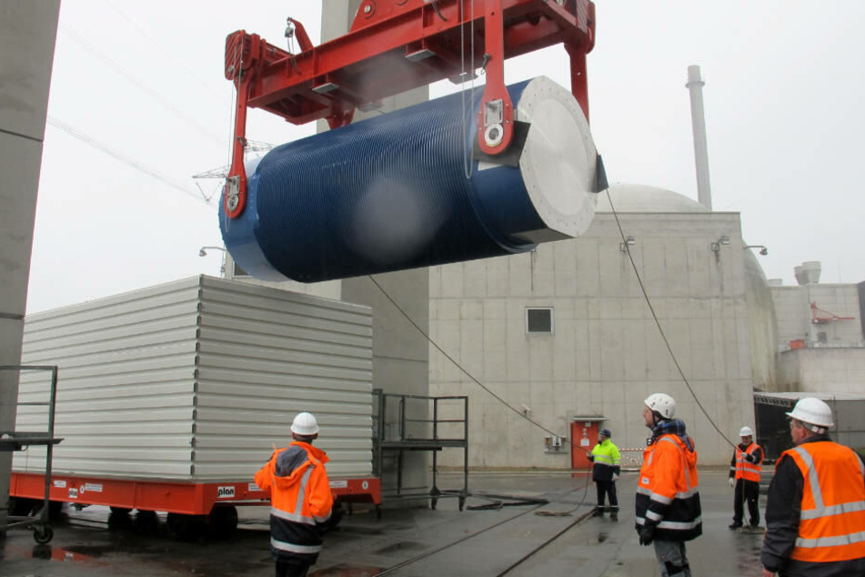 Zunächst werden sechs Castor-Behälter aus der Wiederaufarbeitungs-Anlage Sellafield nach Biblis transportiert (Archivbild).