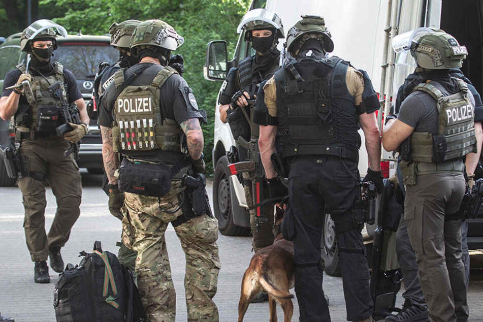 Kurz nach dem Leichenfund durchsuchte die Polizei die Umgebung mit Fährtenhunden.