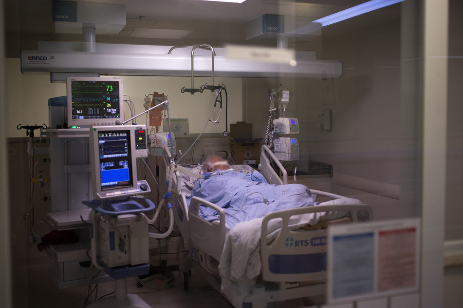 Ein Patient liegt auf der Intensivstation des Emilio-Ribas-Krankenhauses in Sao Paulo. Für einen anderen Infizierten wurde kein rettender Platz frei.
