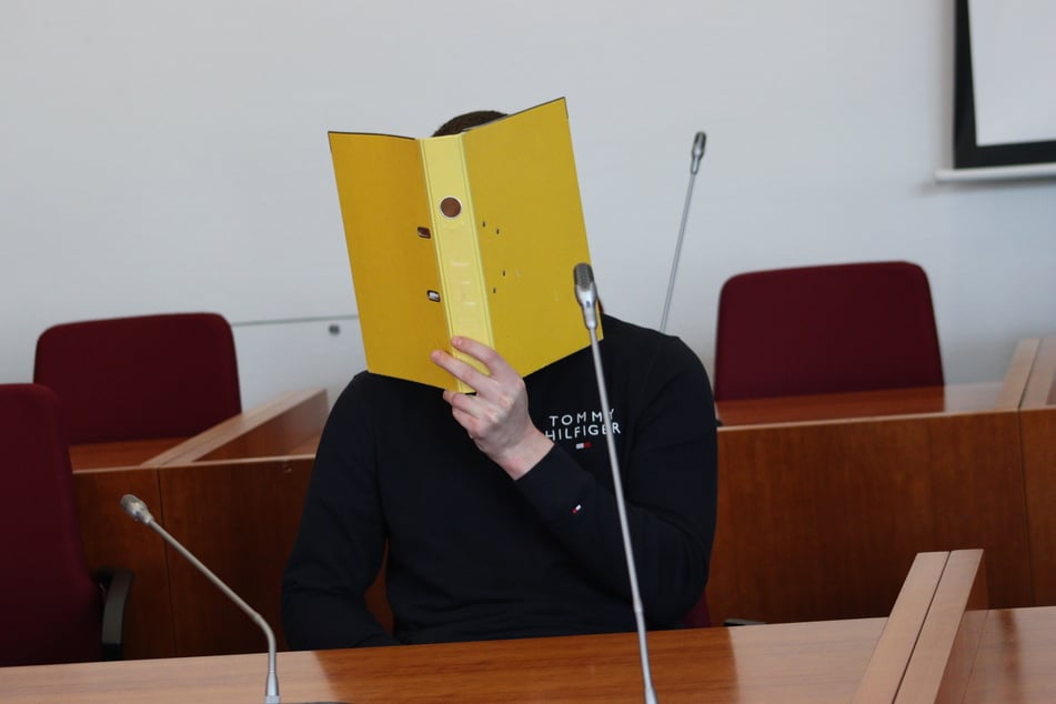 Das Landgericht Bonn hat zwei junge Männer wegen des Angriffs auf einen Rettungssanitäter verurteilt.