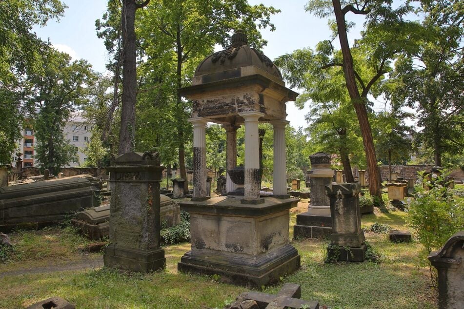 Alt und neu vereint: Die Säulen dieses Grabmals wurden in Teilen erneuert.