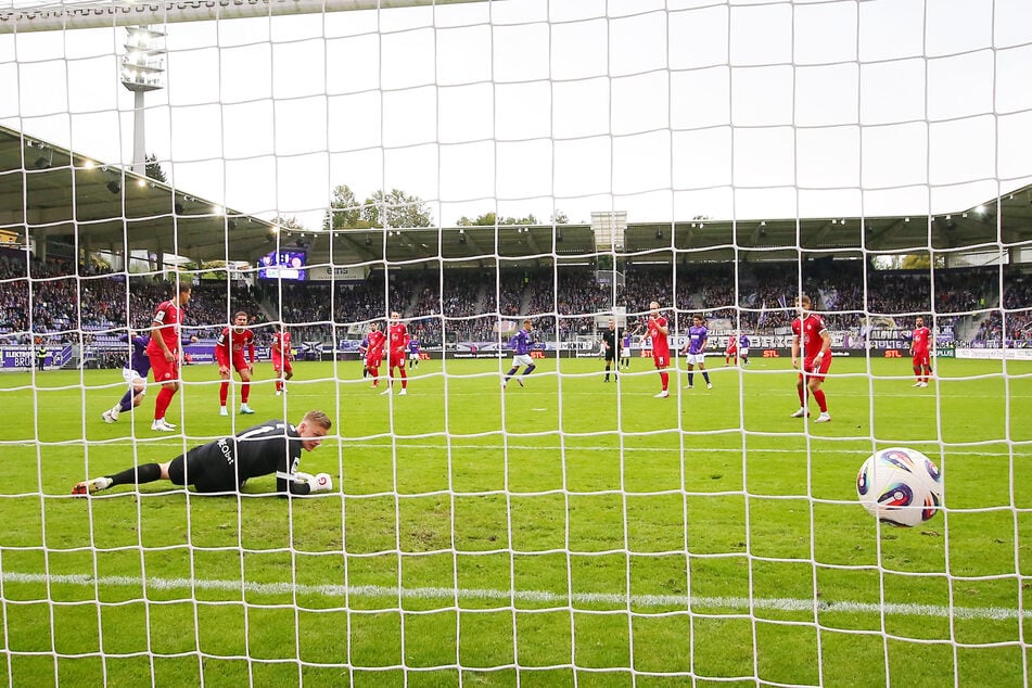 Da schlägt's zum 1:0 im Essener Tor ein. Julian Guttau (M.) zog wie einst Arjen Robben in die Mitte und schloss ins lange Eck ab.