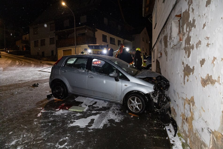 Auf glatter Straße rutsche das Auto und krachte frontal gegen das Gebäude.