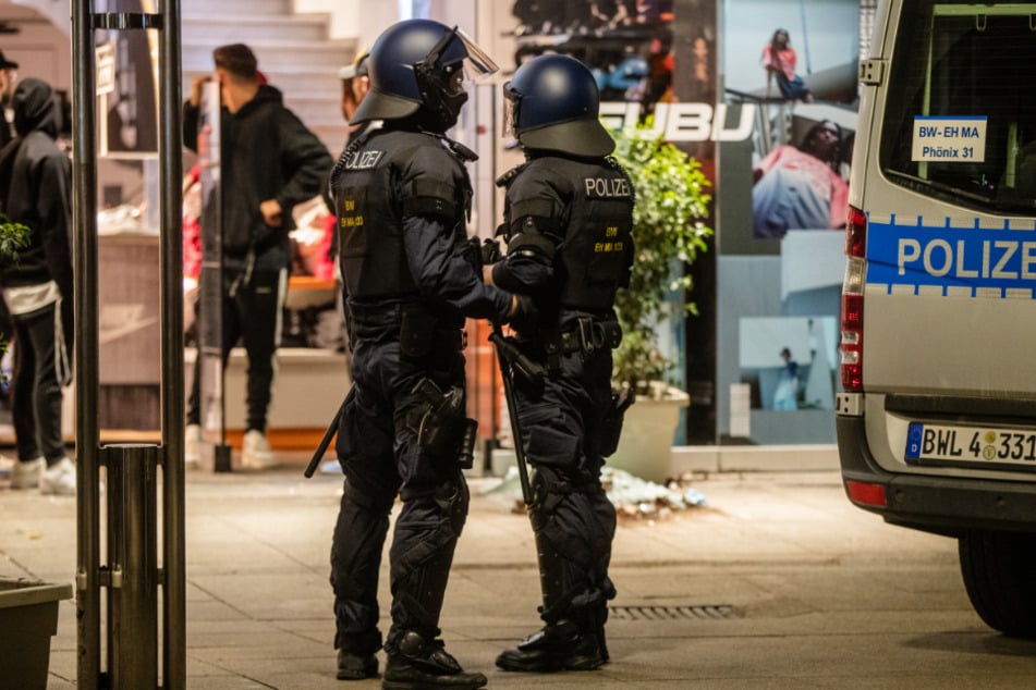 Polizisten in der Nacht vom 20. auf den 21. Juni.