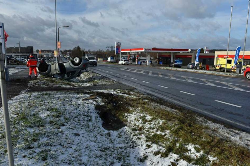 Der Fahrer des Wagens musste ins Krankenhaus gebracht werden.