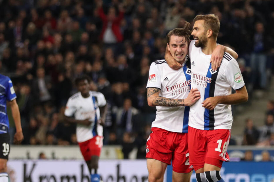 Lukas Hinterseer (rechts) jubelt mit Adrian Fein über den zwischenzeitlichen HSV-Führungstreffer.
