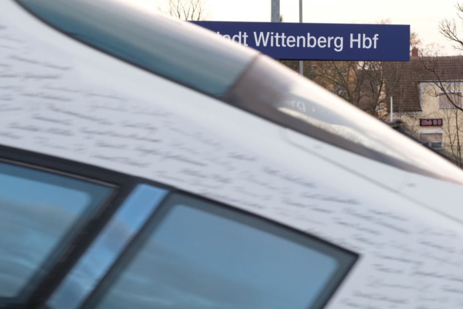 Mit knapp 2,5 Promille ist ein betrunkener ICE-Lokführer an Wittenberg vorbeigerauscht. (Symbolbild)