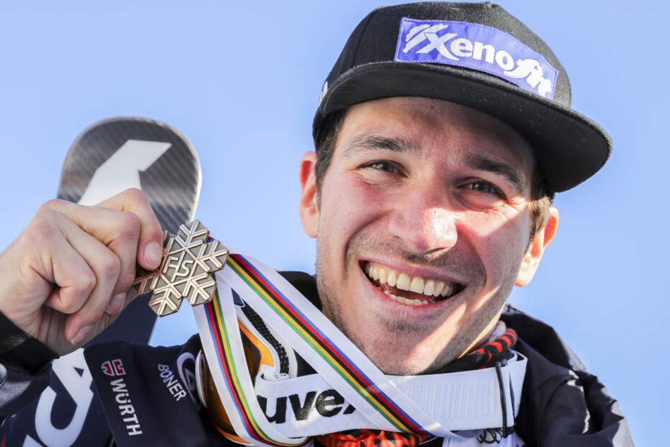 Felix Neureuther zeigt seine Bronzemedaille nach der Weltmeisterschaft im Slalom 2017.
