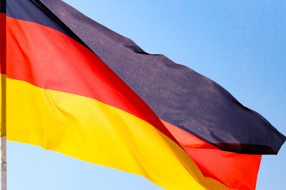 Die Männer hissten eine deutsche Flagge. (Symbolbild)