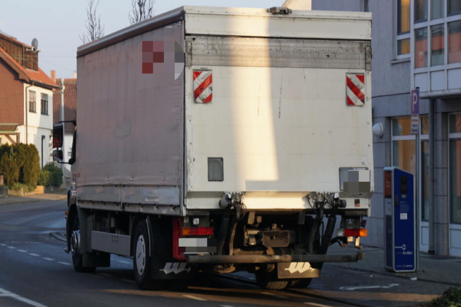 Ein Lastwagen steht an einer Straße.