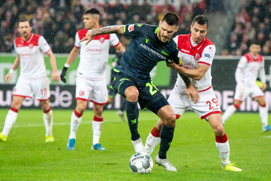 Düsseldorfs Markus Suttner (r) und Christopher Trimmel von Union im Zweikampf um den Ball.
