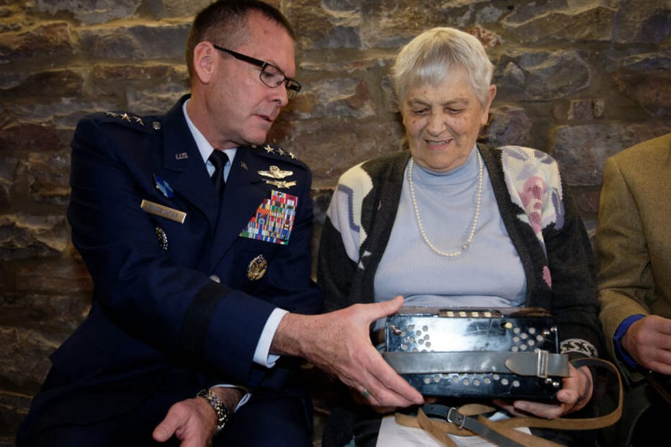 Lieutenant General Scott A. Kindsvater übergibt Christel Nierhoff im Rathaus das Akkordeon ihrer Schwester.