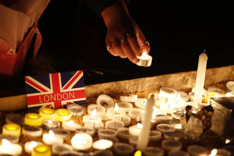 Am Trafalgar Square versammelten sich tausende Menschen zum Gedenken an die Opfer des Anschlags.