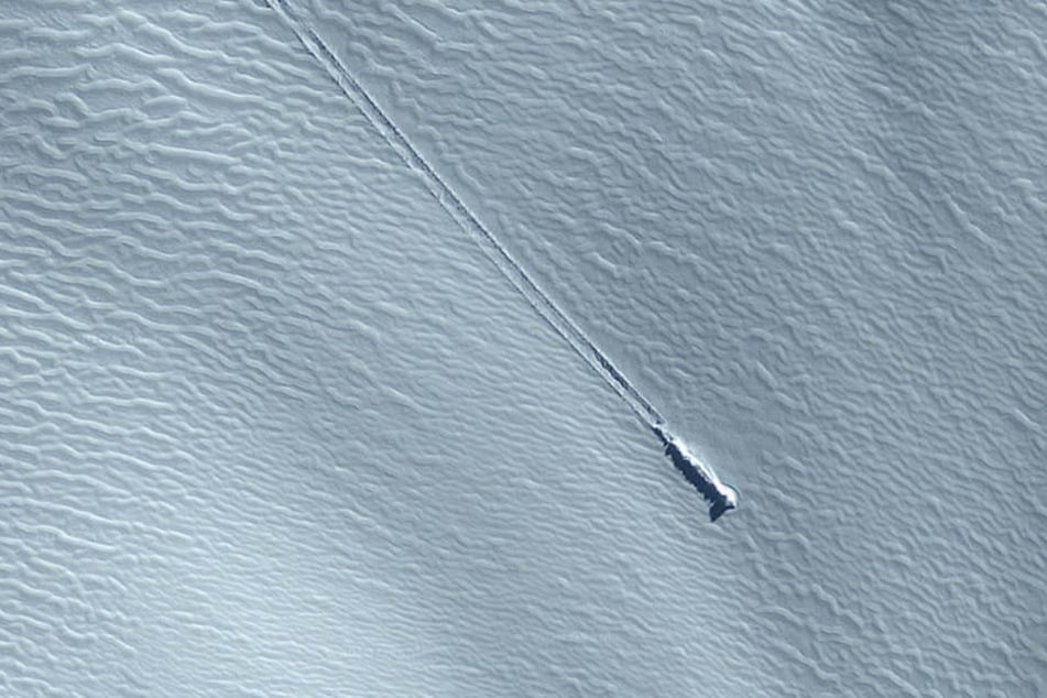 Satelliten-Bilder zeigen ein mysteriöses Objekt, was parallele Spuren hinter sich herzieht.