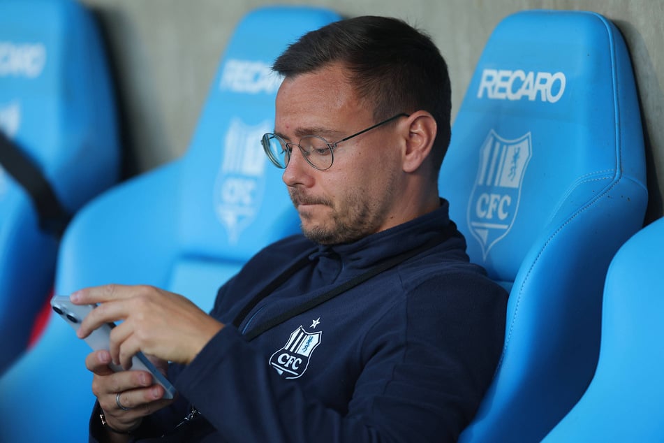 Scrollt er schon auf dem Smartphone die Namen künftiger CFC-Spieler von oben nach unten? CFC-Sportchef Chris Löwe (36) kündigt nach der Saison einen größeren Umbruch an.