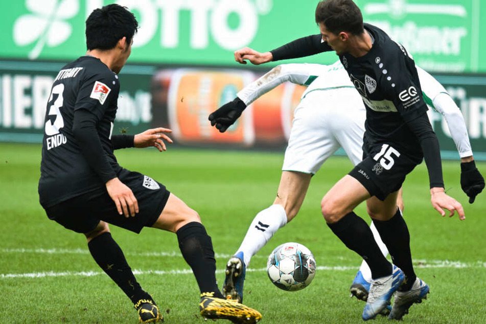 Fürths Branimir Hrgota (M) kämpft mit Stuttgarts Pascal Stenzel (r) und Wataru Endo (l) um den Ball.