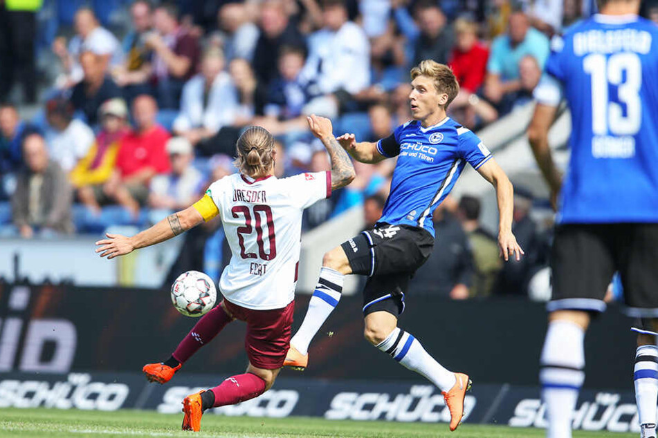 War nicht zu stoppen: Bielefelds 1:0-Torschütze Jóan Símun Edmundsson (Mitte) im Duell mit Patrick Ebert (l.).