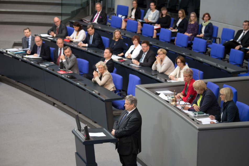 Schweigend gedenkt Thomas Seitz von der AfD-Fraktion im Bundestag während der 37. Sitzung des Bundestages am Rednerpult der ermordeten Susanna F..
