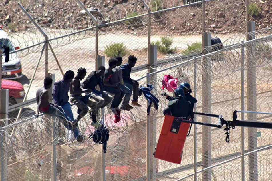 Immer wieder erklimmen Migranten den Grenzzaun zur spanischen Nordafrika-Exklave Ceuta.